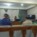 TUNTUTAN : Bengawan Kamto (kiri) dihadirkan ke persidangan untuk mendegarkan tuntutan JPU