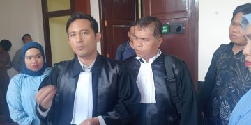 USAI TUNTUTAN : Advokat Bengawan Kamto, Ilham Kurniawan Daritas menyampaikan kritik usai pembacaan tuntutan JPU di Pengadilan Tipikor Jambi