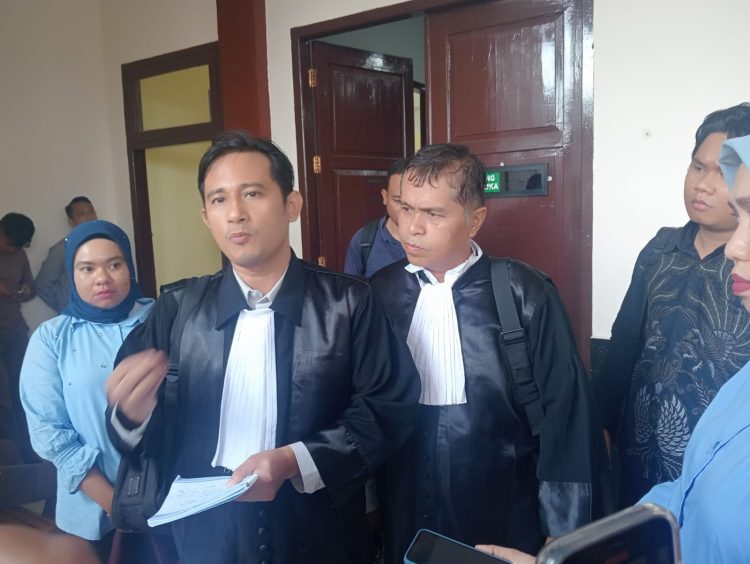 USAI TUNTUTAN : Advokat Bengawan Kamto, Ilham Kurniawan Daritas menyampaikan kritik usai pembacaan tuntutan JPU di Pengadilan Tipikor Jambi