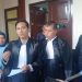 USAI TUNTUTAN : Advokat Bengawan Kamto, Ilham Kurniawan Daritas menyampaikan kritik usai pembacaan tuntutan JPU di Pengadilan Tipikor Jambi