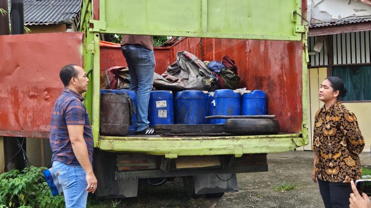 OPLOSAN : Sejumlah barang bukti BBM subsidi ilegal ditampilkan usai pengungkapan empat kasus di Kota Jambi