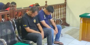 PEMERIKSAAN TERDAKWA : Dua terdakwa kasus 58 kilogram sabu tertunduk saat menjalani sidang lanjutan di Pengadilan Negeri Jambi