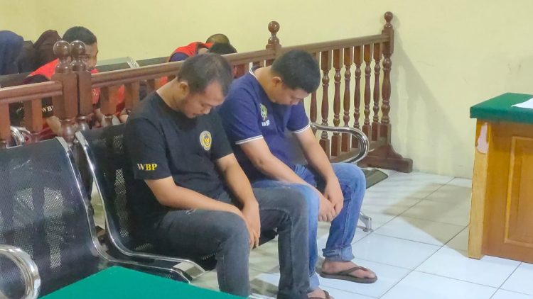 PEMERIKSAAN TERDAKWA : Dua terdakwa kasus 58 kilogram sabu tertunduk saat menjalani sidang lanjutan di Pengadilan Negeri Jambi