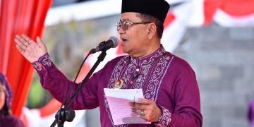 Wali Kota Jambi Maulana memimpin upacara peringatan HUT ke-80 Pemerintah Kota Jambi dan Hari Jadi Tanah Pilih Pusako Betuah ke-625 di lapangan utama Kantor Wali Kota Jambi