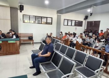 VONIS : Bengawan Kanto duduk di kursi pesakitan Pengadilan Tipikor Jambi sembari mendengarkan putusan majelis Hakim
