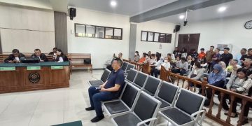 VONIS : Bengawan Kanto duduk di kursi pesakitan Pengadilan Tipikor Jambi sembari mendengarkan putusan majelis Hakim