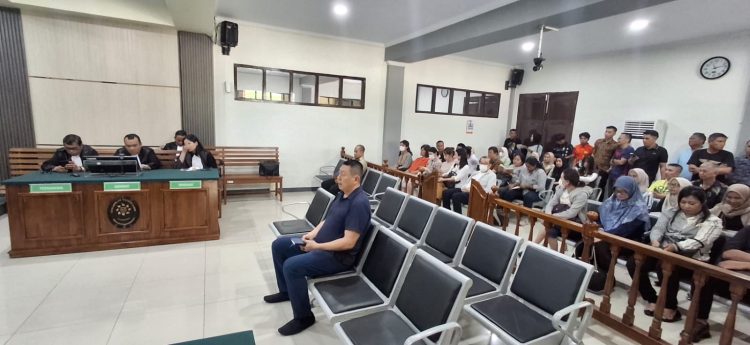 VONIS : Bengawan Kanto duduk di kursi pesakitan Pengadilan Tipikor Jambi sembari mendengarkan putusan majelis Hakim
