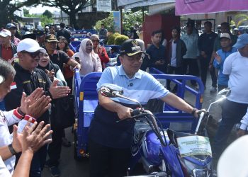 Wali Kota Jambi, Maulana melepas operasional 12 unit gerobak motor OPBM di Kelurahan Kebun Handil, Kecamatan Jelutung
