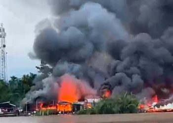 TERBAKAR : Kepulan asap hitam pekat membumbung tinggi saat kebakaran melanda kawasan Pasar Teluk Nilau, Kecamatan Pengabuan (Ist)