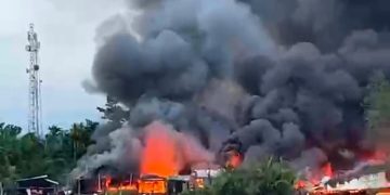 TERBAKAR : Kepulan asap hitam pekat membumbung tinggi saat kebakaran melanda kawasan Pasar Teluk Nilau, Kecamatan Pengabuan (Ist)