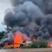 TERBAKAR : Kepulan asap hitam pekat membumbung tinggi saat kebakaran melanda kawasan Pasar Teluk Nilau, Kecamatan Pengabuan (Ist)
