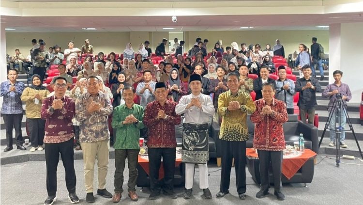GEN Z : Wakil Wali Kota Jambi, Diza Hazra Aljosha, foto bersama usai menghadiri Seminar dan Talkshow pada Puncak Gebyar Dakwah 2026 Fakultas Dakwah UIN STS Jambi di Wing C UIN STS Jambi