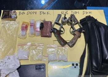 DI SITA : Barang bukti sabu seberat 48,62 gram dan dua pucuk senjata api rakitan jenis revolver yang diamankan polisi dari tangan tersangka di Mapolres Bungo