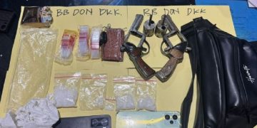 DI SITA : Barang bukti sabu seberat 48,62 gram dan dua pucuk senjata api rakitan jenis revolver yang diamankan polisi dari tangan tersangka di Mapolres Bungo