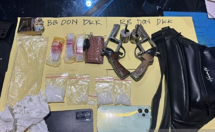 DI SITA : Barang bukti sabu seberat 48,62 gram dan dua pucuk senjata api rakitan jenis revolver yang diamankan polisi dari tangan tersangka di Mapolres Bungo