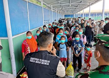 DEPORTASI : Kepala BP3MI Kaltara memberikan pengarahan kepada 213 Pekerja Migran Indonesia (PMI) deportan asal Malaysia setibanya di Pelabuhan Tunon Taka, Nunukan