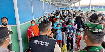 DEPORTASI : Kepala BP3MI Kaltara memberikan pengarahan kepada 213 Pekerja Migran Indonesia (PMI) deportan asal Malaysia setibanya di Pelabuhan Tunon Taka, Nunukan