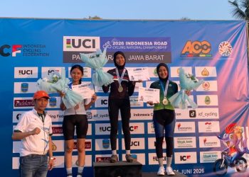 KERJURNAS : Momen kebanggaan atlet Jambi saat berdiri di podium juara dan menerima medali emas pada ajang Kejurnas Road Race ICF 2026 (ICF Jambi)
