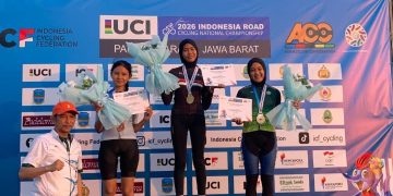 KERJURNAS : Momen kebanggaan atlet Jambi saat berdiri di podium juara dan menerima medali emas pada ajang Kejurnas Road Race ICF 2026 (ICF Jambi)
