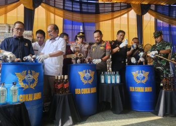 PEMUSNAHAN : Miras ilegal sebanyak 326,05 liter dimusnahkan dengan cara dibuang (YOGI)