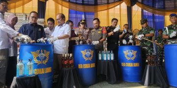 PEMUSNAHAN : Miras ilegal sebanyak 326,05 liter dimusnahkan dengan cara dibuang (YOGI)