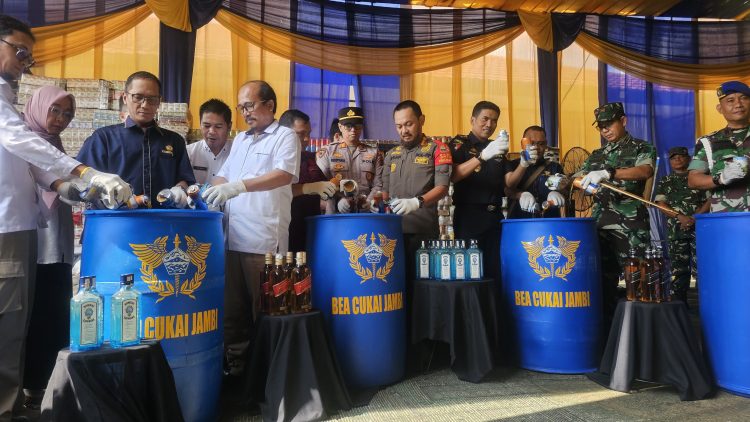 PEMUSNAHAN : Miras ilegal sebanyak 326,05 liter dimusnahkan dengan cara dibuang (YOGI)