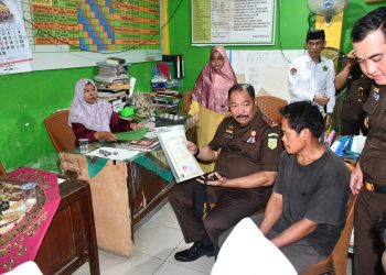HARGANAS : Kepala Kejaksaan Tinggi Jambi, Sugeng Hariadi didampingi jajaran Kejati Jambi, menyerahkan bantuan untuk melunasi tunggakan biaya sekolah dan pengambilan ijazah dua siswa Madrasah