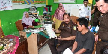 HARGANAS : Kepala Kejaksaan Tinggi Jambi, Sugeng Hariadi didampingi jajaran Kejati Jambi, menyerahkan bantuan untuk melunasi tunggakan biaya sekolah dan pengambilan ijazah dua siswa Madrasah