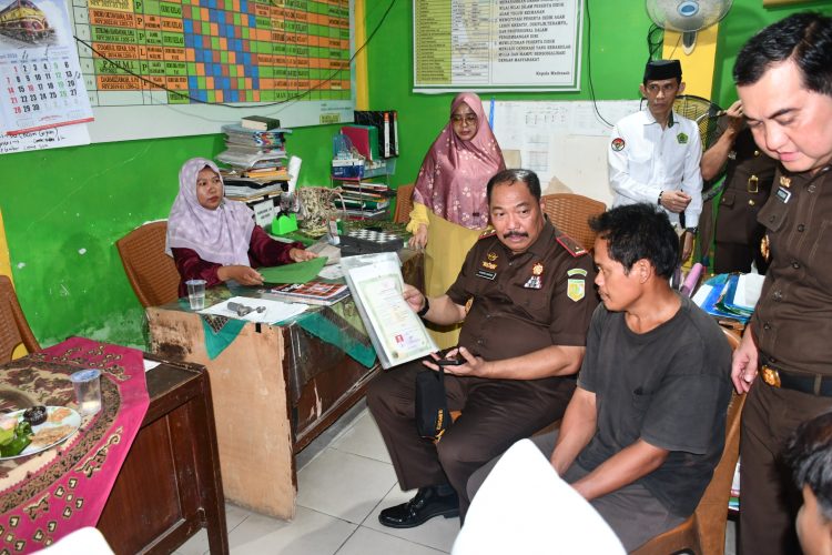 HARGANAS : Kepala Kejaksaan Tinggi Jambi, Sugeng Hariadi didampingi jajaran Kejati Jambi, menyerahkan bantuan untuk melunasi tunggakan biaya sekolah dan pengambilan ijazah dua siswa Madrasah