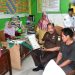 HARGANAS : Kepala Kejaksaan Tinggi Jambi, Sugeng Hariadi didampingi jajaran Kejati Jambi, menyerahkan bantuan untuk melunasi tunggakan biaya sekolah dan pengambilan ijazah dua siswa Madrasah