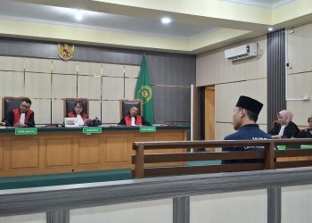 DAKWAAN : Alung duduk di kursi pesakitan PN Jambi sambil dengarkan kejahatan yang dia lakukan