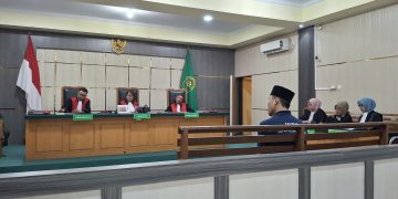 DAKWAAN : Alung duduk di kursi pesakitan PN Jambi sambil dengarkan kejahatan yang dia lakukan