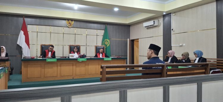 DAKWAAN : Alung duduk di kursi pesakitan PN Jambi sambil dengarkan kejahatan yang dia lakukan