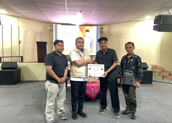 LATIHAN KEPEMIMPINAN : Penyerahan sertifikat kepada ketua Bawaslu Provinsi Jambi Wein Arifin kpemateri usai penyampaian materi pada kegiatan Diklatpimda Fakultas Dakwah UIN STS Jambi (Ist)