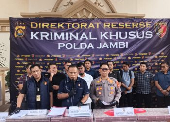 BANK JAMBI : Direktur Reskrimsus Polda Jambi Kombes Pol Taufik Nurmandia memberikan keterangan pers terkait pengungkapan kasus dugaan peretasan sistem Bank Jambi di Mapolda Jambi