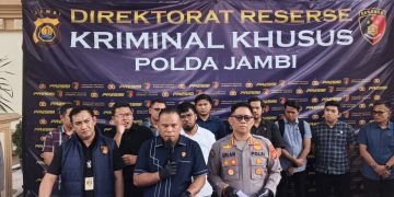 BANK JAMBI : Direktur Reskrimsus Polda Jambi Kombes Pol Taufik Nurmandia memberikan keterangan pers terkait pengungkapan kasus dugaan peretasan sistem Bank Jambi di Mapolda Jambi