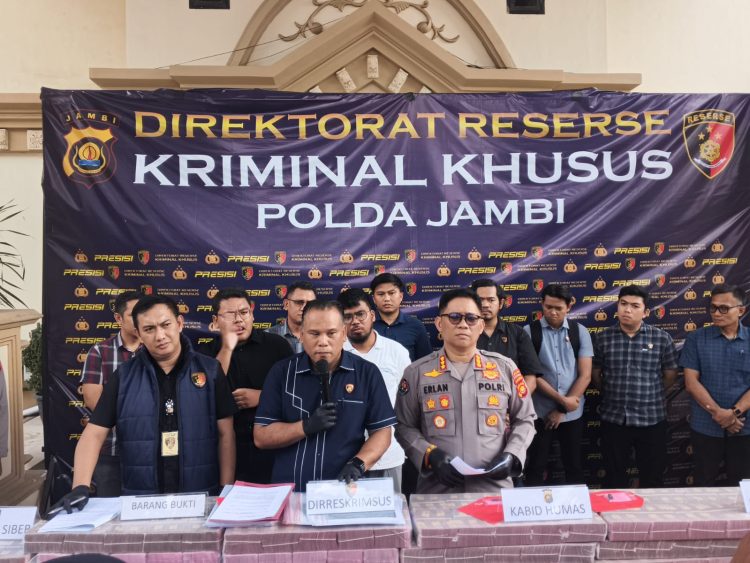BANK JAMBI : Direktur Reskrimsus Polda Jambi Kombes Pol Taufik Nurmandia memberikan keterangan pers terkait pengungkapan kasus dugaan peretasan sistem Bank Jambi di Mapolda Jambi
