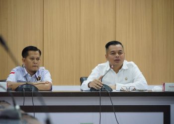 KETERBUKAAN INFORMASI : Ketua DPRD Kota Jambi Kemas Faried Alfarelly (kanan) menerima silaturahmi Ketua PWI Kota Jambi Irwansyah (kiri) beserta jajaran pengurus periode 2026–2029 di ruang kerjanya