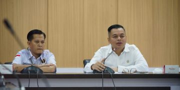 KETERBUKAAN INFORMASI : Ketua DPRD Kota Jambi Kemas Faried Alfarelly (kanan) menerima silaturahmi Ketua PWI Kota Jambi Irwansyah (kiri) beserta jajaran pengurus periode 2026–2029 di ruang kerjanya