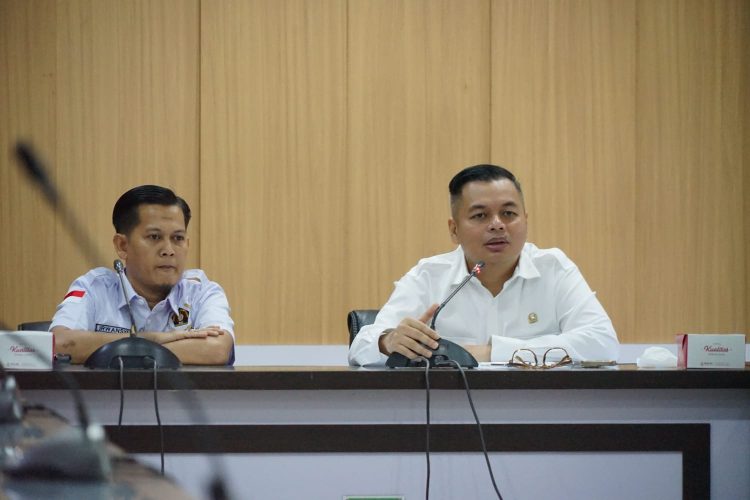 KETERBUKAAN INFORMASI : Ketua DPRD Kota Jambi Kemas Faried Alfarelly (kanan) menerima silaturahmi Ketua PWI Kota Jambi Irwansyah (kiri) beserta jajaran pengurus periode 2026–2029 di ruang kerjanya