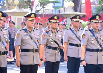 SERTIJAB : Kapolresta Jambi Kombes Pol Ananto Herlambang, S.I.K., M.M (Tengah) mengikuti prosesi Sertijab yang dipimpin Kapolda Jambi Irjen Pol Krisno H Siregar di Lapangan Hitam Mapolda Jambi (Humas Polda Jambi)