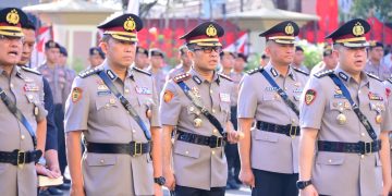 SERTIJAB : Kapolresta Jambi Kombes Pol Ananto Herlambang, S.I.K., M.M (Tengah) mengikuti prosesi Sertijab yang dipimpin Kapolda Jambi Irjen Pol Krisno H Siregar di Lapangan Hitam Mapolda Jambi (Humas Polda Jambi)