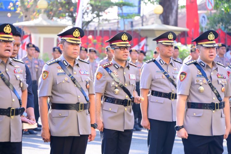SERTIJAB : Kapolresta Jambi Kombes Pol Ananto Herlambang, S.I.K., M.M (Tengah) mengikuti prosesi Sertijab yang dipimpin Kapolda Jambi Irjen Pol Krisno H Siregar di Lapangan Hitam Mapolda Jambi (Humas Polda Jambi)
