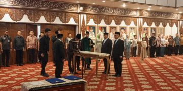 PELANTIKAN : Prosesi penanda tanganan berita acara pelantikan pejabat eselon II Pemprov Jambi