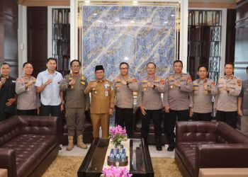 TANCAP GAS : Kapolresta Jambi Kombes Pol Ananto Herlambang didampingi Wakapolresta Jambi AKBP Nurhadiansyah bersama jajaran Pejabat Utama Polresta Jambi berfoto bersama Wali Kota Jambi Maulana