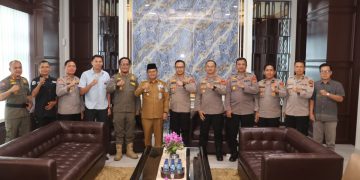 TANCAP GAS : Kapolresta Jambi Kombes Pol Ananto Herlambang didampingi Wakapolresta Jambi AKBP Nurhadiansyah bersama jajaran Pejabat Utama Polresta Jambi berfoto bersama Wali Kota Jambi Maulana