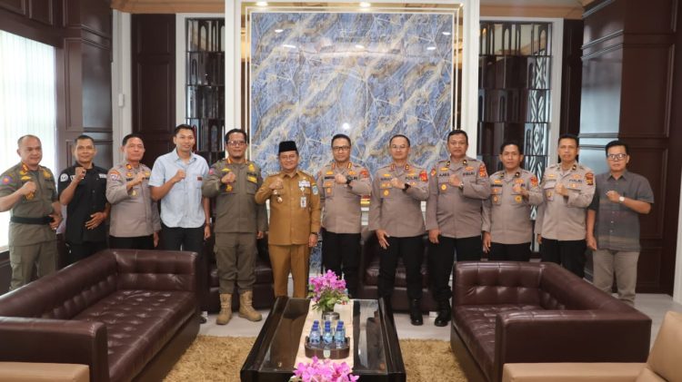 TANCAP GAS : Kapolresta Jambi Kombes Pol Ananto Herlambang didampingi Wakapolresta Jambi AKBP Nurhadiansyah bersama jajaran Pejabat Utama Polresta Jambi berfoto bersama Wali Kota Jambi Maulana