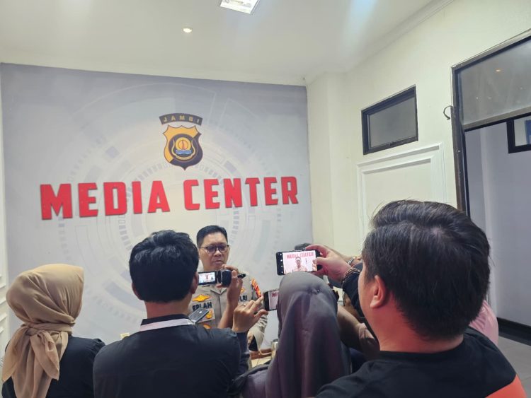 PEMERIKSAAN : Kabid Humas Polda Jambi Kombes Pol Erlan Munaji memberikan keterangan kepada awak media terkait perkembangan penyelidikan kasus kematian Brigadir E