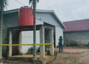 BRIGADIR E : Garis polisi masih membentang di rumah kontrakan yang dikenal sebagai Azi Kost di Lorong Kamboja, Kelurahan Rano, Kabupaten Tanjung Jabung Timur