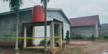 BRIGADIR E : Garis polisi masih membentang di rumah kontrakan yang dikenal sebagai Azi Kost di Lorong Kamboja, Kelurahan Rano, Kabupaten Tanjung Jabung Timur